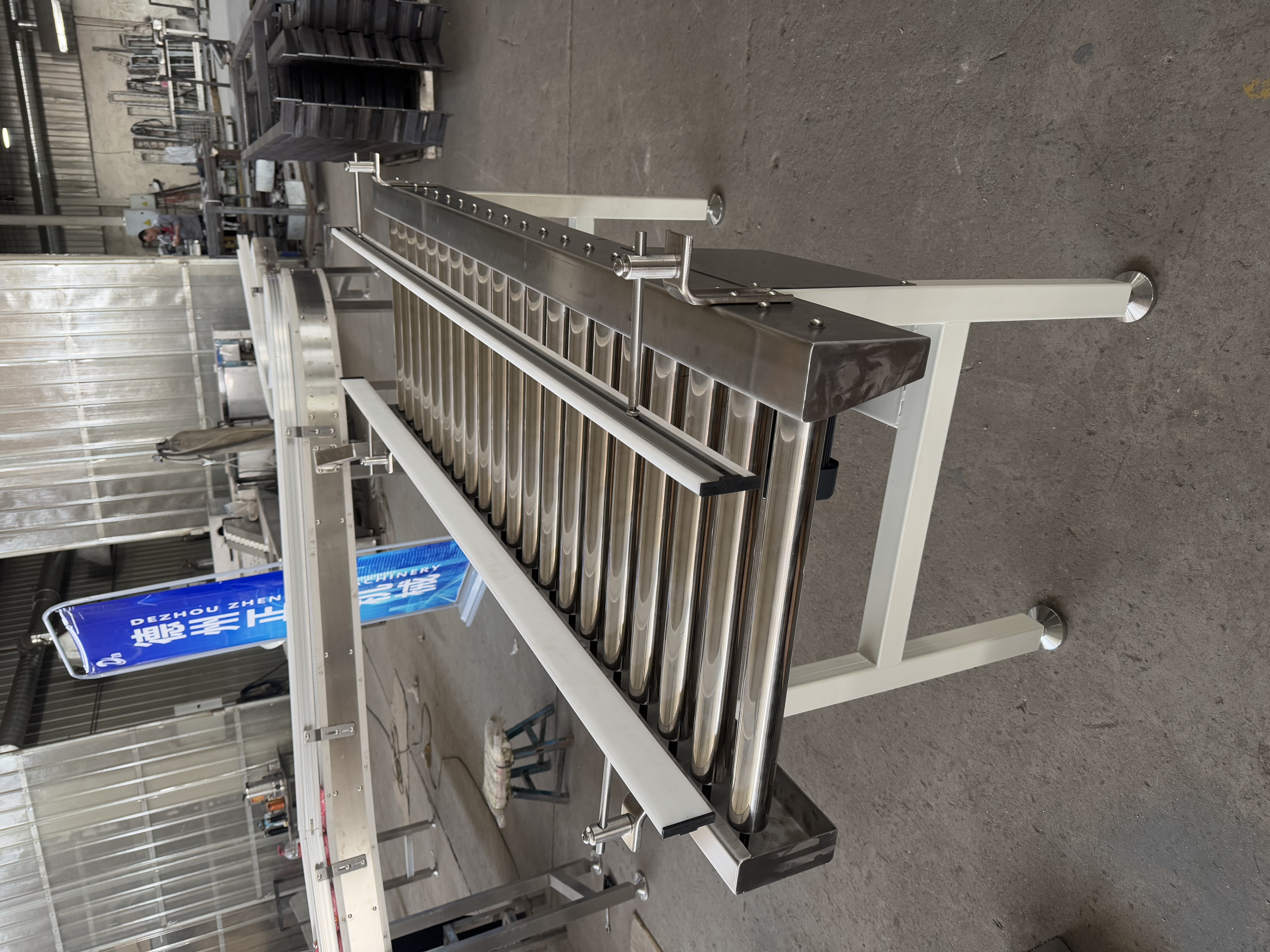 What is the conveying capacity of the roller conveyor?