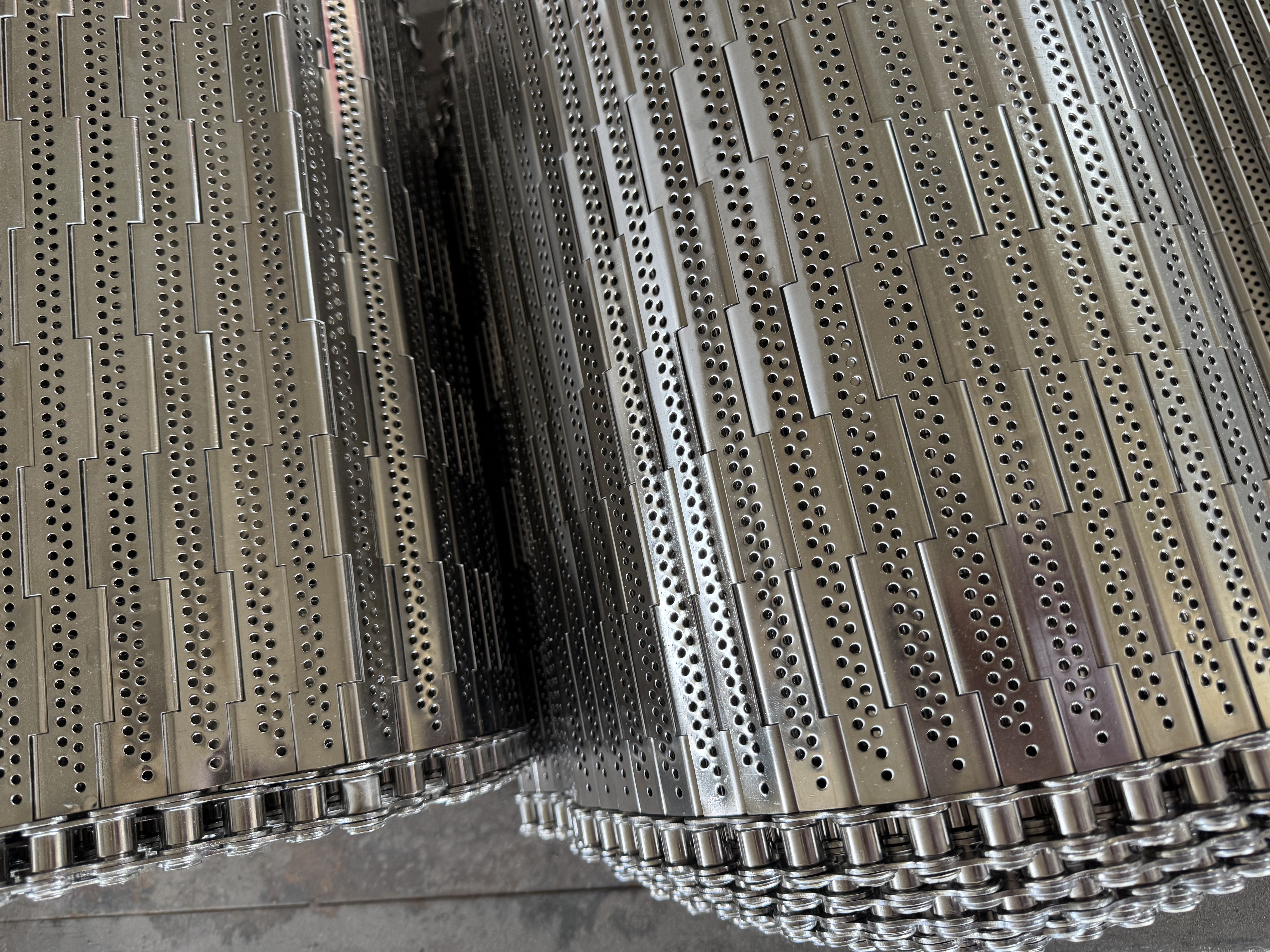 What are the application characteristics of heavy-duty chain plate conveyors in the food industry?