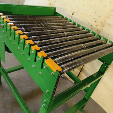 What site factors should be considered in the layout design of a palletizing line?