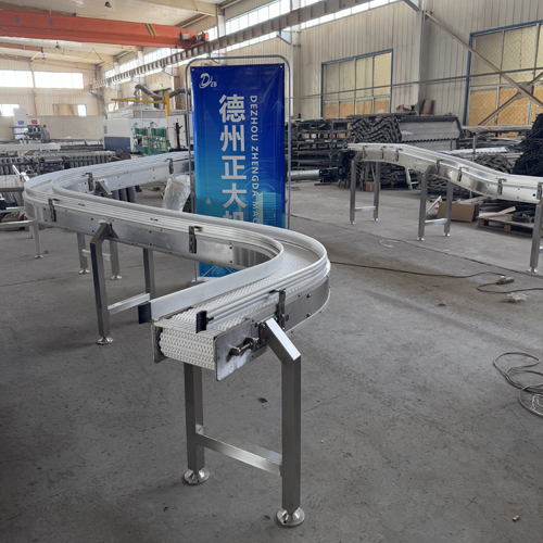 What types of items are suitable for transport by flexible chain conveyors?