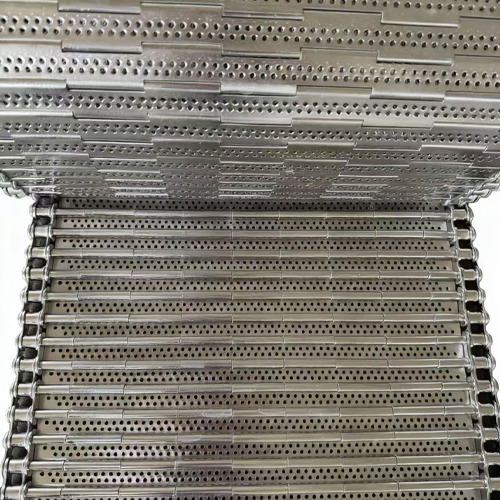 How are the chain plates connected on a plastic chain conveyor?